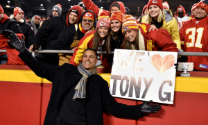 Tony Gonzalez poses with Chiefs fans