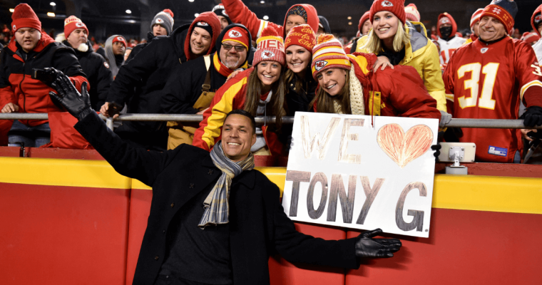 Tony Gonzalez poses with Chiefs fans